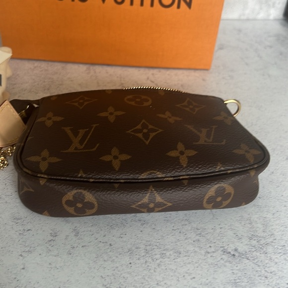 Louis Vuittton NWT tag, dust bag and box included. - Picture 7 of 10